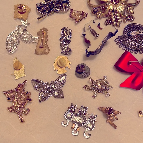 38 various Brooches and pins. Mostly metal. #20 - Picture 11 of 12